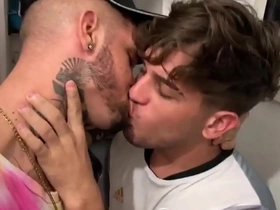 Flakael beijando gostoso seu amigo tatuado e mais, seu amigo foi pego de surpresa e ganha mamada na resanha